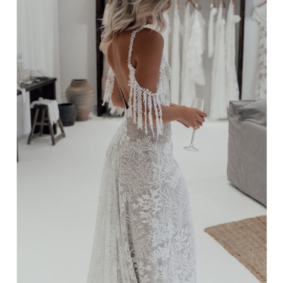 Beautiful nude and white boho wedding dress - Picture 15 of 16